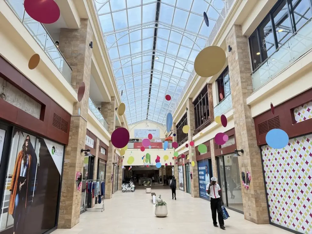 Rosslyn Riviera mall walkway